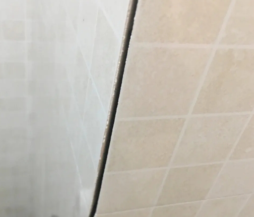 林芝瓷砖空鼓维修公司分享阳台瓷砖脱落的修复过程可以分为以下几个步骤